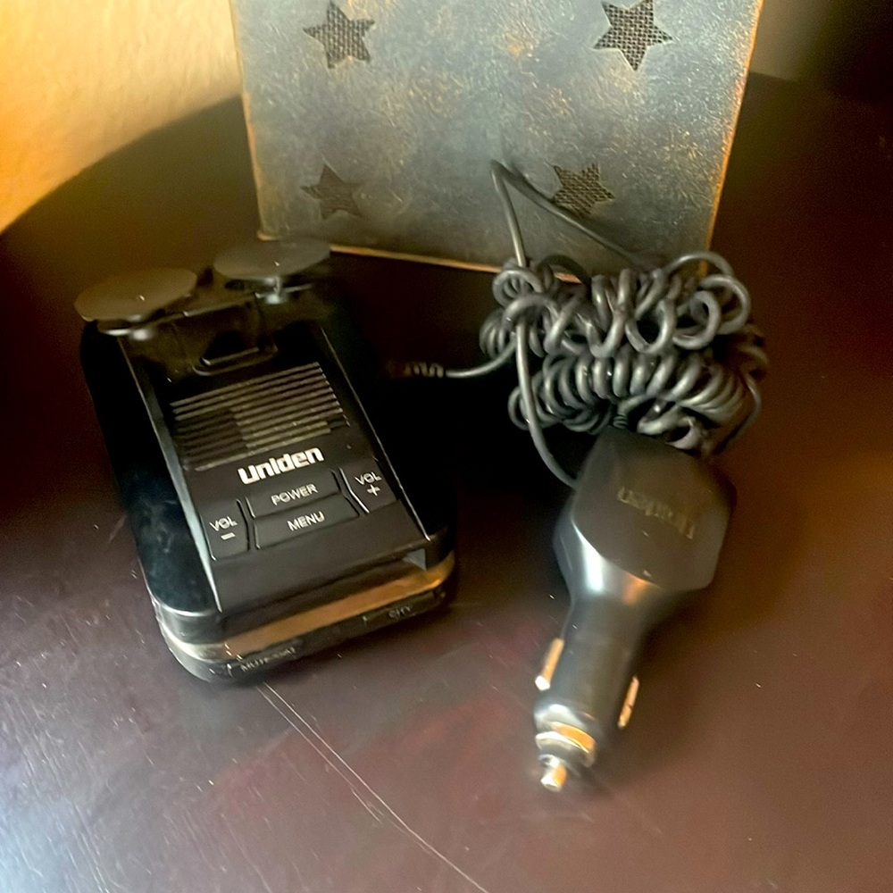 Uniden Radar with cord. Model : DFR8. FCC ID : AMWUA 1801